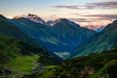 Kalkkogel dağ sırasının en yüksek zirvesi Schlicker Seespitze ve Hoher Burgstall Stubai Alplerinde turuncu günbatımı ışığında. 