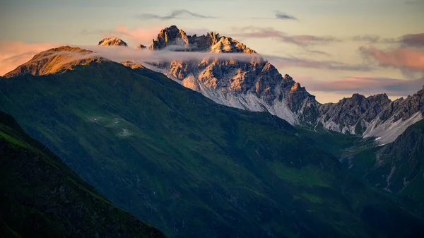 最も高いピークを持つKalkkogel山脈シュライカーSeespitzeとオレンジ色の夕日の光の中でStubaiアルプスのHoher Burstgall — ストック写真