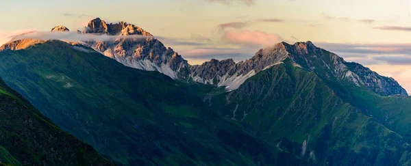 斯图拜阿尔卑斯山的卡尔科格尔山脉 在橙色落日的光芒下 其最高峰Schlicker Seespitze和Hoher Burgstall — 图库照片