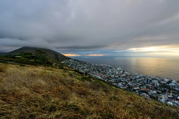 Una Dramática Puesta Sol Sobre Ciudad Del Cabo Con Cumbre — Foto de Stock