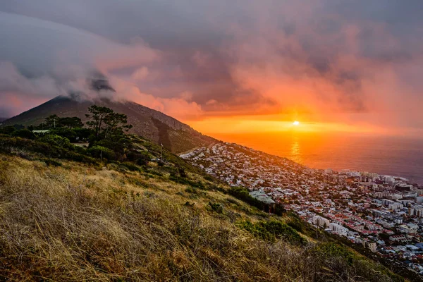 Una Dramática Puesta Sol Sobre Ciudad Del Cabo Con Cumbre — Foto de Stock