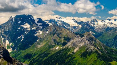 Yazın, Stubai Alpleri 'nin ana dağ sırtı manzarası. 