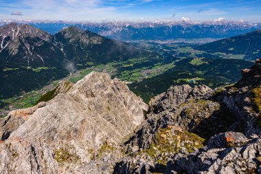 Serles 'in zirvesinde Stubai Vadisi' nde Alp manzarası. 