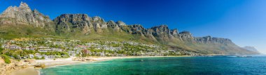 Cape Town 'da arka planda on iki havariyle Kamp Koyu Sahili.