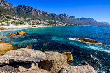 Cape Town 'da arka planda on iki havariyle Kamp Koyu Sahili.