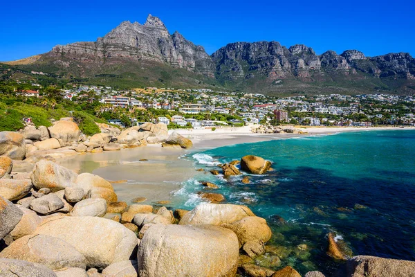 Camps Bay Beach Mit Zwölf Aposteln Hintergrund Kapstadt — Stockfoto