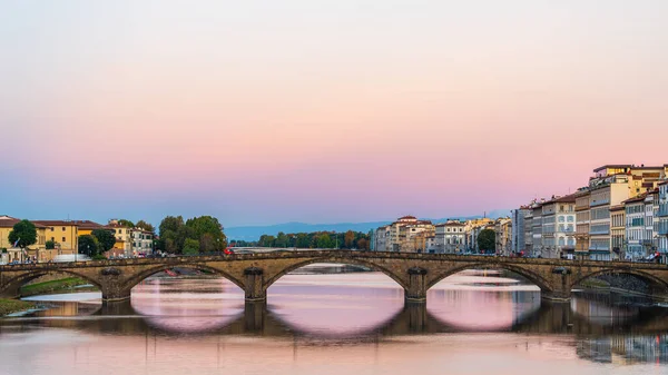 フィレンツェのポンテ アッラ カラリア橋早朝と大気現象 Belt Veans — ストック写真