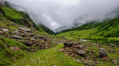 Avustralya 'daki birçok vadiden biri Stubai Alpleri bulutlarda.