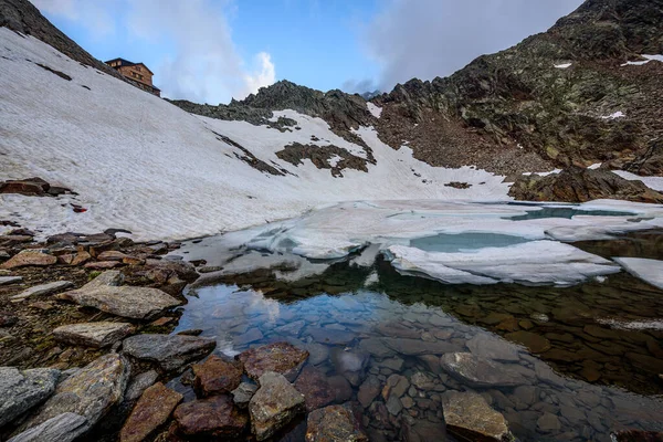 Pequeno Lago Congelado Abaixo Hildesheimer Htte Uma Cabana Montanha Sob — Fotografia de Stock