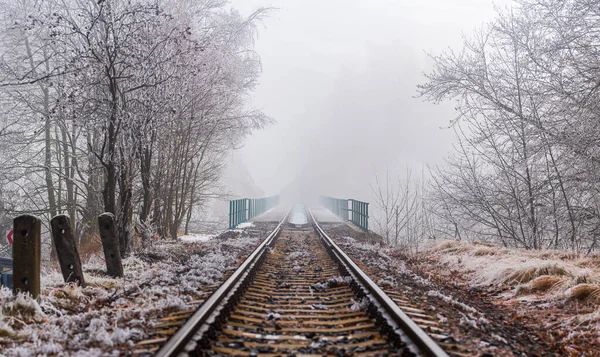 Ferrovia Que Leva Névoa Dia Gelado Inverno Krusne Hory Tchecoslováquia — Fotografia de Stock