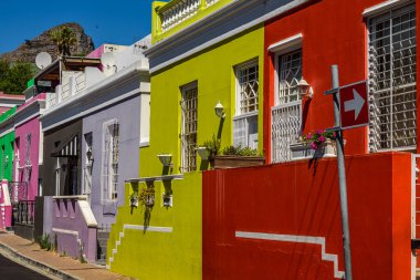 Cape Town, Güney Afrika 'daki Müslüman Bo-Kaap bölgesinde renkli binalar.