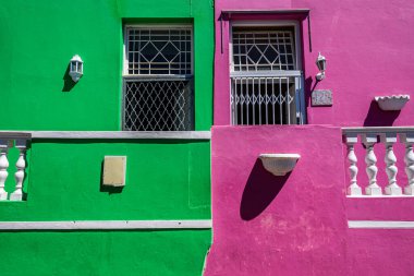 Cape Town, Güney Afrika 'daki Müslüman Bo-Kaap bölgesinde renkli binalar.