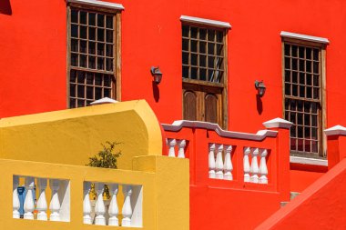 Cape Town, Güney Afrika 'daki Müslüman Bo-Kaap bölgesinde renkli binalar.