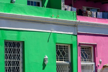Cape Town, Güney Afrika 'daki Müslüman Bo-Kaap bölgesinde renkli binalar.