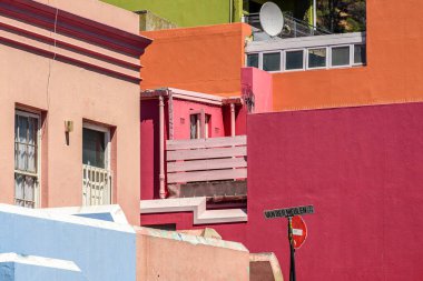 Cape Town, Güney Afrika 'daki Müslüman Bo-Kaap bölgesinde renkli binalar.