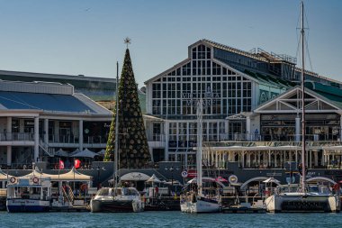 Cape Town, Güney Afrika, Ocak 2021 - Victoria ve Alfred Waterfront, Cape Town 'da bir Noel ağacı.