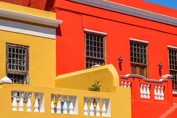 Cape Town, Güney Afrika 'daki Müslüman Bo-Kaap bölgesinde renkli binalar.