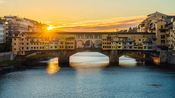 Nouseva Aurinko Yläpuolella Ponte Vecchio Firenzessä Aikaisin Aamulla — kuvapankkivalokuva