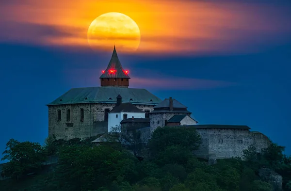 满月升起在捷克的Kuneticka Hora城堡上方 — 图库照片