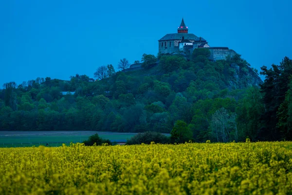 日落后的一个蓝色小时 捷克的Kuneticka Hora城堡 — 图库照片