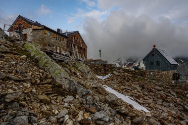 Hildesheimer Hutte - Avusturya Stubai Alplerindeki Zuckerhutl dağının altında bir dağ kulübesi.