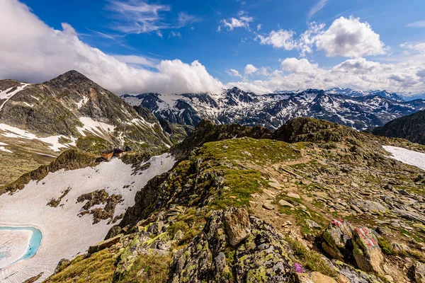 Hildesheimer Hutte - Avusturya Stubai Alplerindeki Zuckerhutl dağının altında bir dağ kulübesi.