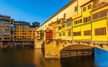 Ponte Vecchio köprüsü Floransa 'da sabah güneşiyle aydınlanır..