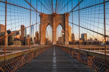 Brooklyn Köprüsü sabah güneşiyle aydınlanır.
