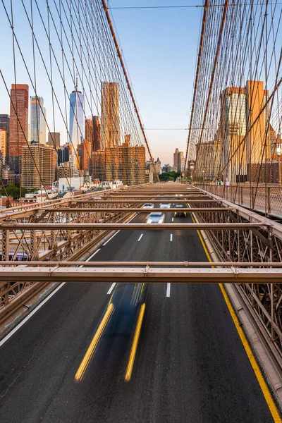 Sabahın köründe New York 'taki Brooklyn Köprüsü' nde araba taşımak..