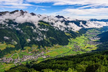 Stubaital Vadisi ve Hoher Burgtall zirvesi Avusturya Stubai Alpleri 'nde sabah. 