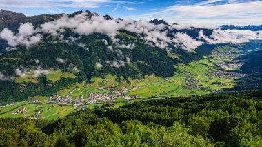 Stubaital Vadisi ve Hoher Burgtall zirvesi Avusturya Stubai Alpleri 'nde sabah. 