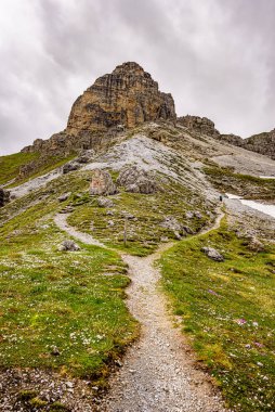 Avusturya Stubai Alplerindeki Hoher Burgstall 'ın zirvesine giden bir yürüyüş yolu..
