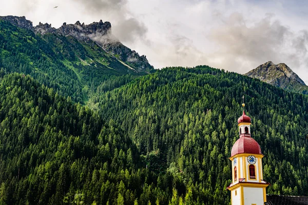 Picos Montanhas Elferspitze Habicht Austríacos Stubai Alps Com Igreja Local — Fotografia de Stock