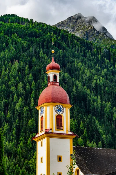 Pico Montaña Habicht Los Alpes Austriacos Stubai Con Iglesia Local —  Fotos de Stock