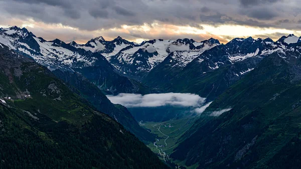 Oberbergtal Dalen Solnedgang Austrianske Stubai Alper Skyer – stockfoto