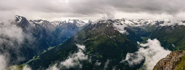オーストリアのオーバーバーガル渓谷とアンテルバーガル渓谷のパノラマ写真 Stubai Alps Cloud — ストック写真
