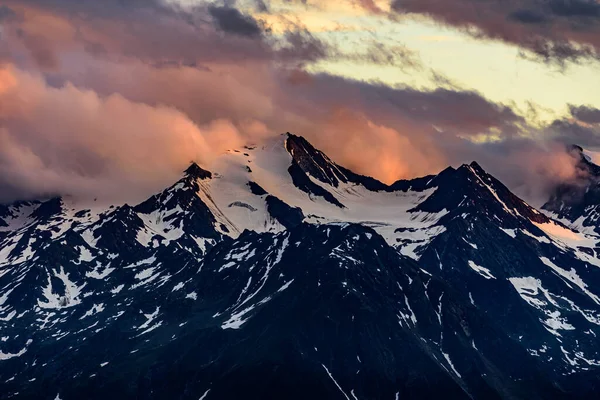 オーストリアのアルプスのワイルダー フライガー ワイルダー ファフ ザッカーハルト スルツェナウ氷河との主なStubai山の尾根上の劇的なオレンジ色の雲 — ストック写真