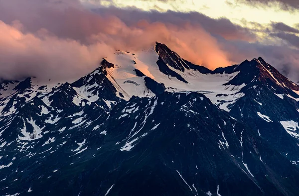 オーストリアのアルプスのワイルダー フライガー ワイルダー ファフ ザッカーハルト スルツェナウ氷河との主なStubai山の尾根上の劇的なオレンジ色の雲 — ストック写真
