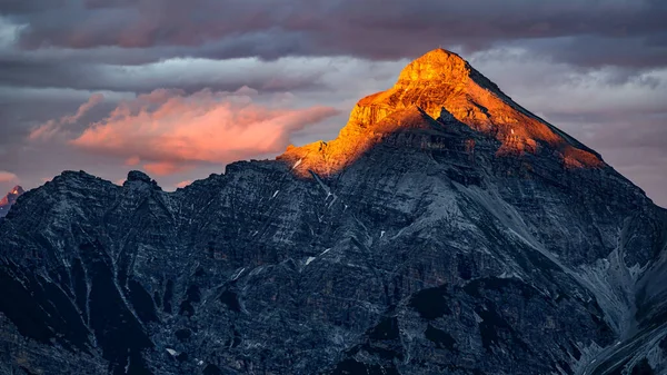 Pico Montaña Naranja Serles Del Sol Atardecer Los Alpes Stubai —  Fotos de Stock