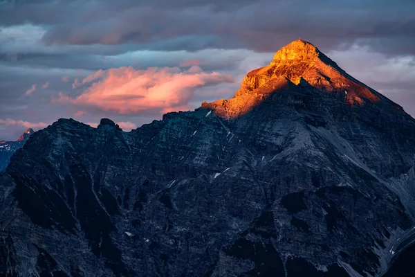 在奥地利斯图拜阿尔卑斯山的日落时分 一座橙色的山峰从太阳的余晖中升起 — 图库照片