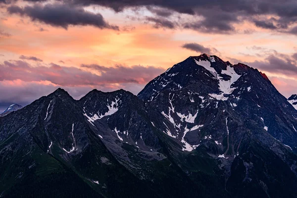在奥地利斯图拜阿尔卑斯山的习惯山顶上 一片五彩斑斓的暮色 — 图库照片