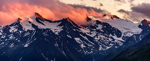 Nuvens Laranja Dramáticas Sobre Cume Principal Montanha Stubai Com Wilder — Fotografia de Stock
