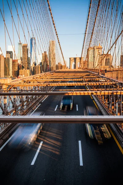 Sabahın Köründe New York Taki Brooklyn Köprüsü Nde Araba Taşımak — Stok fotoğraf