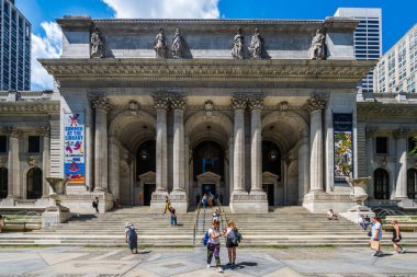 New York, ABD, Ağustos 2022 - Bir gün boyunca New York Halk Kütüphanesi 'nin dışı