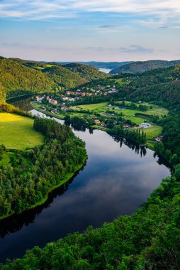 Çek Cumhuriyeti 'nin Vltava nehrinde gün batımında Solenicka podkova üzerinde bir gözcü. 