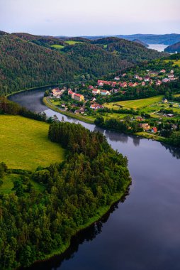 Çek Cumhuriyeti 'nin Vltava nehrinde gün batımında Solenicka podkova üzerinde bir gözcü. 