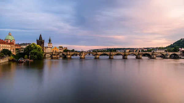 Károly Híd Moldva Folyó Felett Prágában Alkonyatkor — Stock Fotó