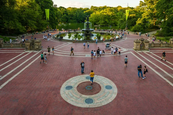 2022年8月 美国纽约 中央公园贝塞斯达喷泉挤满了人的广场 — 图库照片
