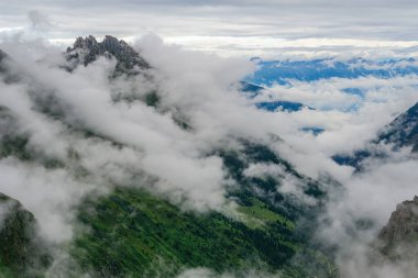 Avusturya 'daki Stubai Alpleri' ndeki Elferspitze (2505 metre) bulutlarda. 