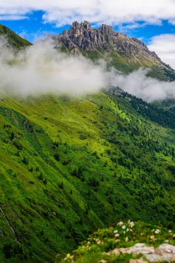 Avusturya 'daki Stubai Alpleri' ndeki Elferspitze (2505 metre) bulutlarda. 